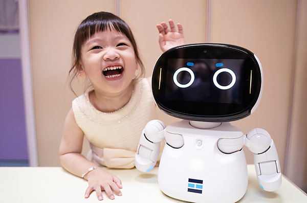 相片-幼兒與小機械人