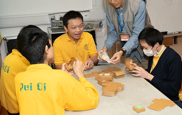 學生親自包裝產品