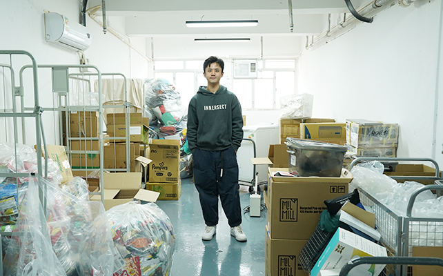 受訪者Jorch在處理回收物品