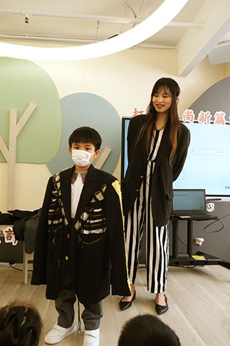 幼兒穿著由設計師升級改造的新衣