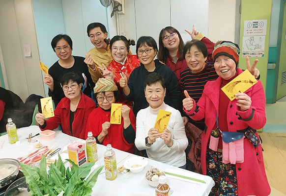 年廿九一起吃團年飯，互相陪伴，圍爐取暖，熱鬧非常