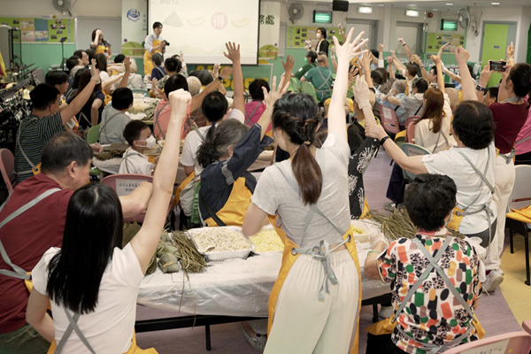 義工與長者一起包糉