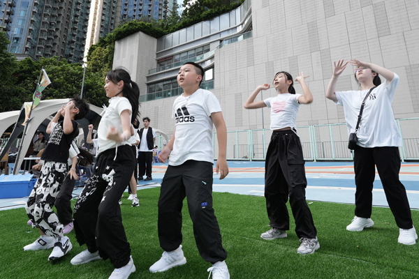 青年人表演跳舞 青年人表演跳舞