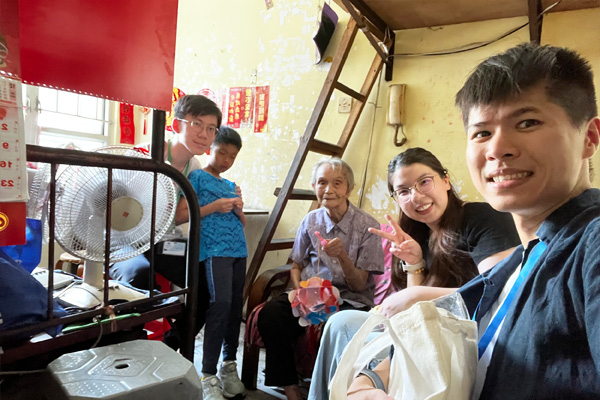 員工及其子女上門探訪獨居長者 員工及其子女上門探訪獨居長者