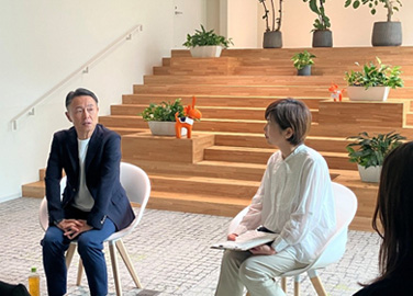 Eisai人力資源部與一位患有早發性認知障礙症的男患者進行交流活動。