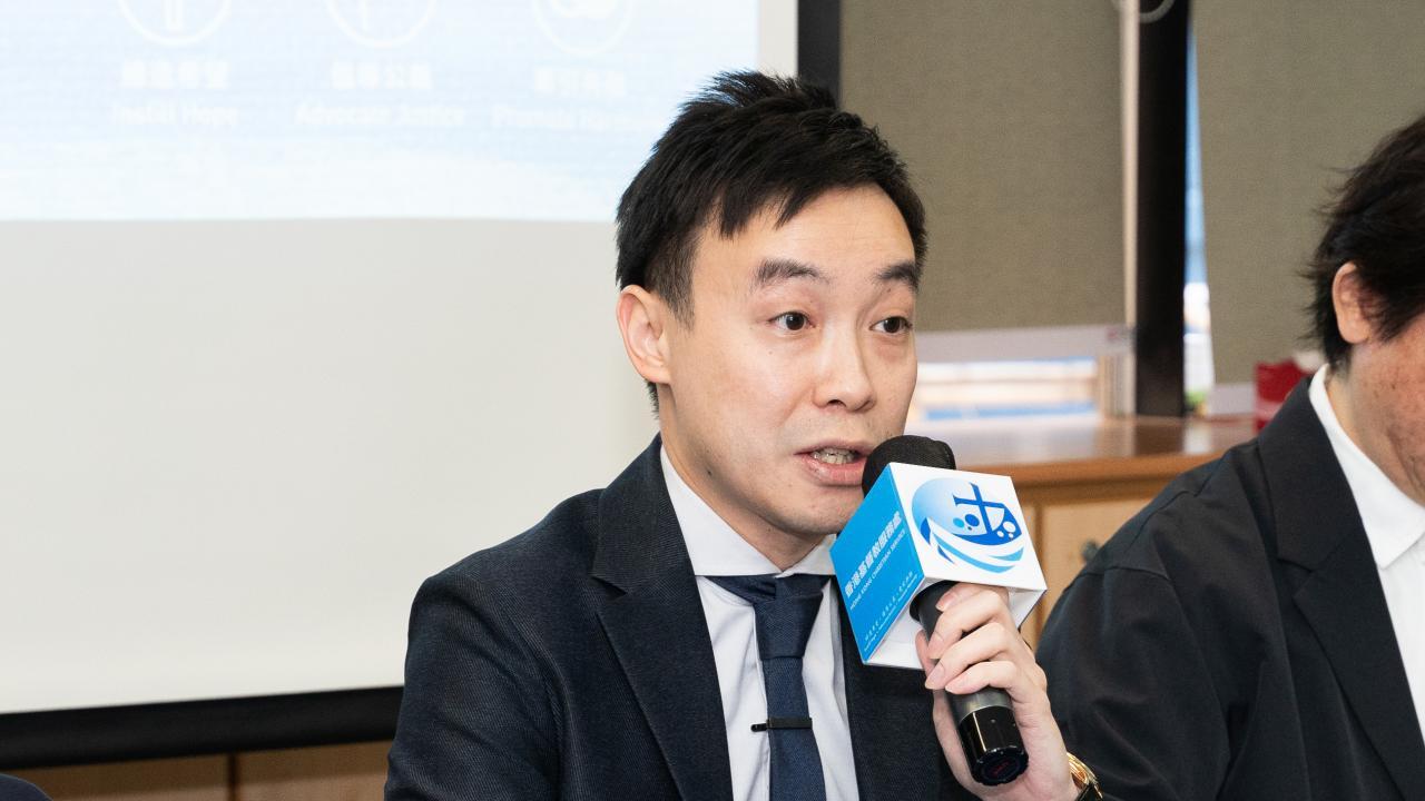  精神科專科醫生黃信銘表示，青少年吸食毒品增加患精神病的風險。