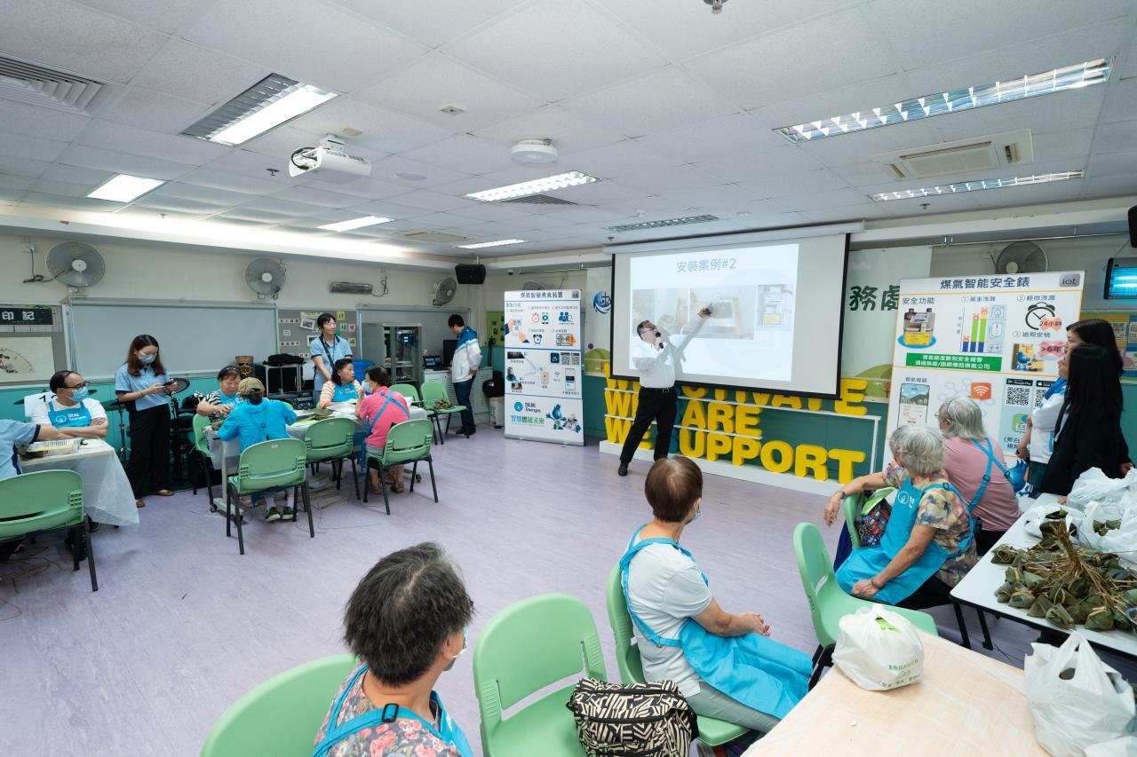  Mr Ng Wai-wah (middle), Towngas Senior Product Innovation and Standardisation Manager, introduces the Smart Controller and Smart Meter to the 