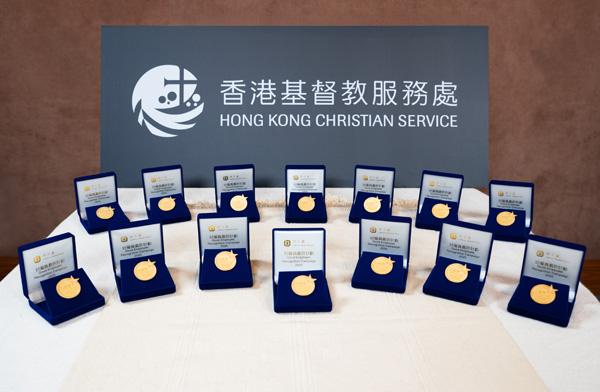  在枱上展示獲嘉許的襟章