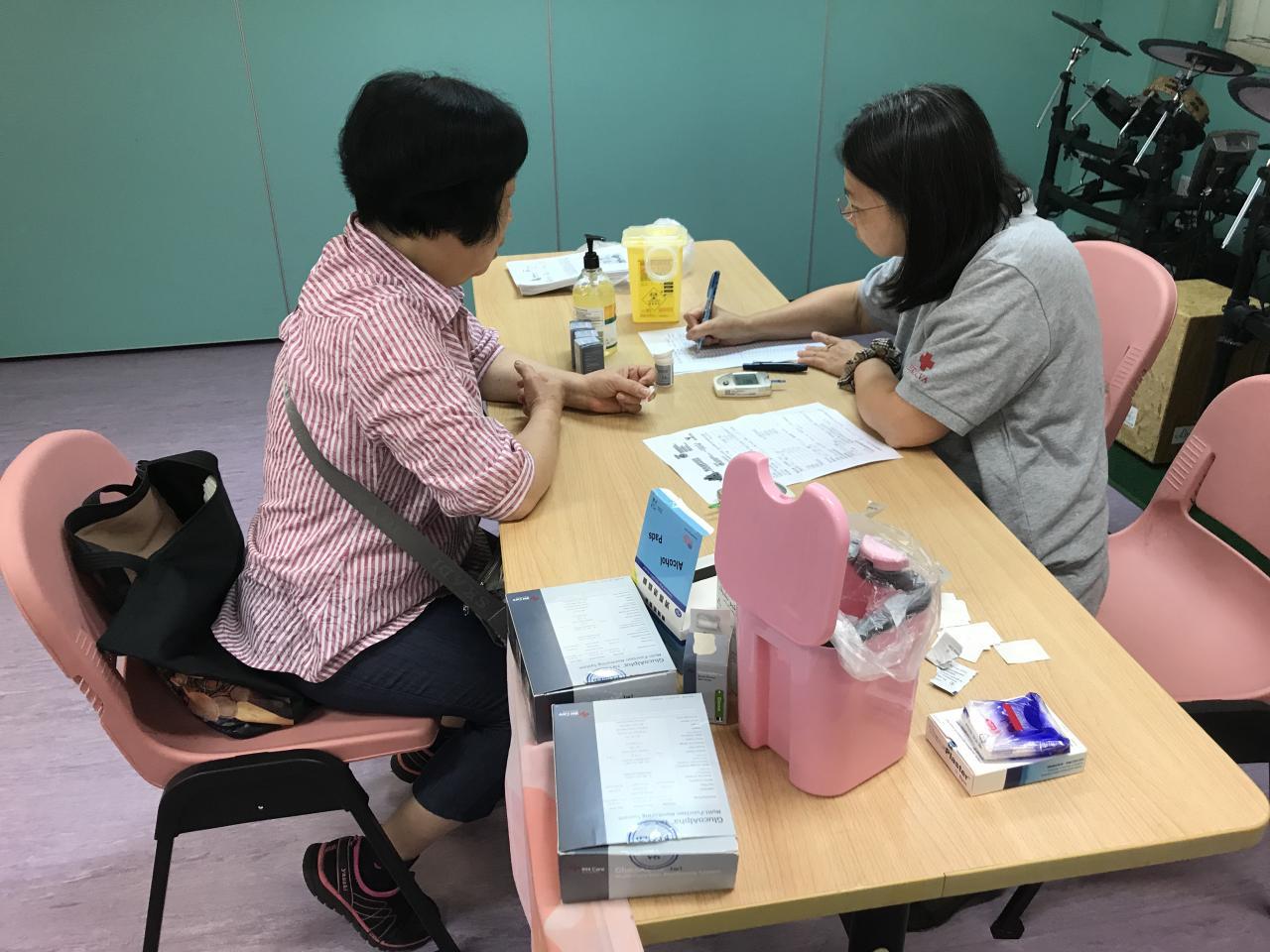  專業同工正在講解服務使用者的健康情況