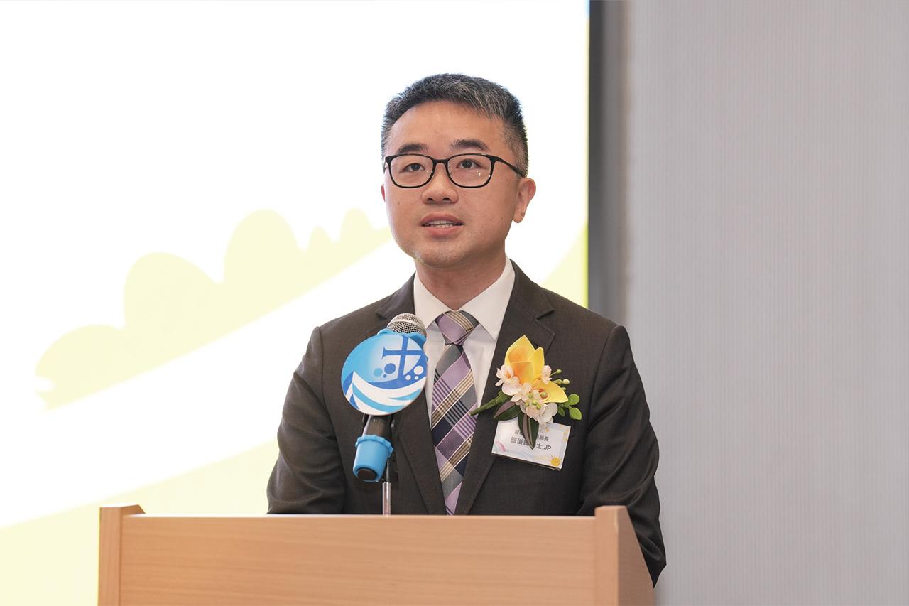  Sze Chun-fai Jeff, Acting Secretary for Education, serves as the officiating guest at the 20th Anniversary Award Ceremony of the Caring School Award Scheme and delivers a speech.