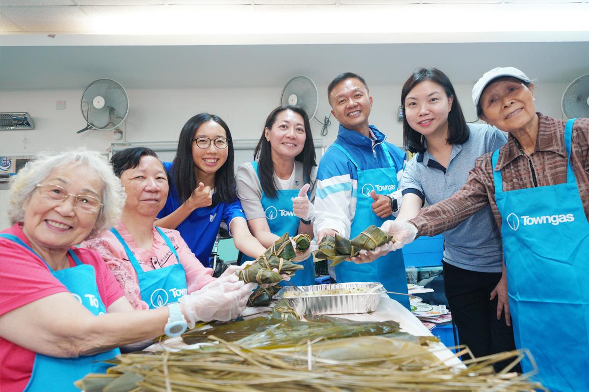  「留港長者」與義工及其他長者攜手合作，默契十足，共享歡樂時光。