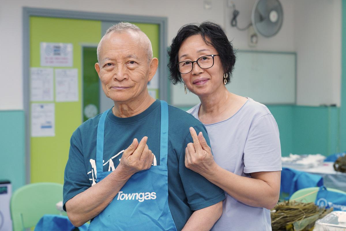  第二年參與包糉活動的林伯伯及太太指有義工及其他長者一起慶祝很開心。