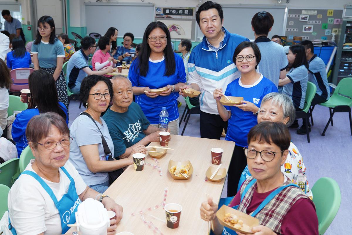  活動中「留港長者」與義工一起品嚐端午糉，享受節日美味。