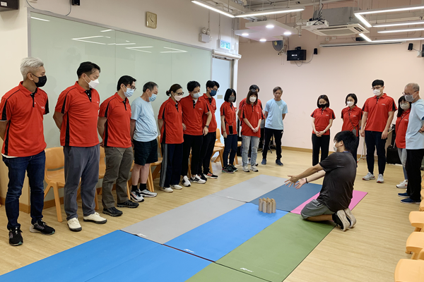  Corporate volunteers and the elderly team up to try a new sport—Mölkky. 
