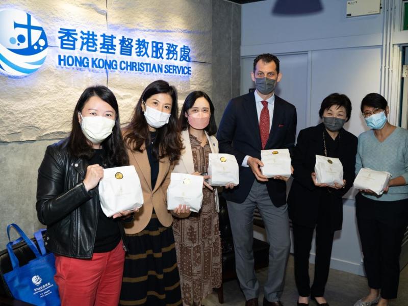 HKCS received over 200 packets of cookies donated by Four Seasons Hotel Hong Kong for distribution to the elderly and children (Chinese version only)